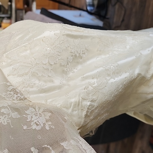 Saks Fifth Avenue 1940s Era Wedding Dress. Liquid Satin - Picture 13 of 17